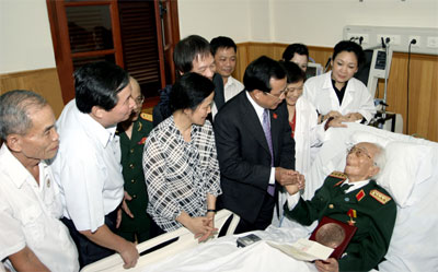 Thăm và mời Đại tướng Võ Nguyên Giáp dự Đại lễ