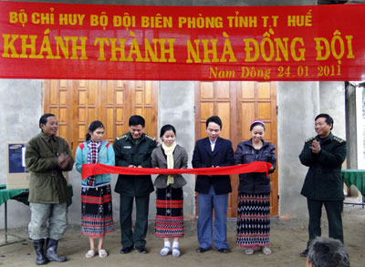 Khánh thành và bàn giao ba nhà nghĩa tình đồng đội