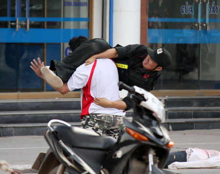 Công an Nam Định luyện tập đánh chiếm mục tiêu, giải cứu con tin