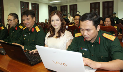 Cán bộ, phóng viên Báo QĐND và Đại sứ du lịch Việt Nam Lý Nhã Kỳ bầu chọn cho Vịnh Hạ Long