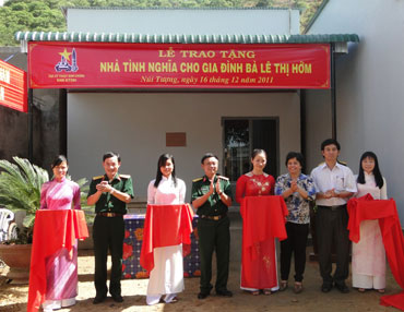 Mẹ liệt sĩ Lê Thị Hớm nhận nhà tình nghĩa