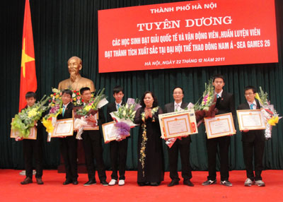 6/6 học sinh đạt huy chương tại IJSO được khen thưởng