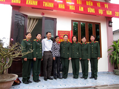 Tiết kiệm giúp nhau vượt khó