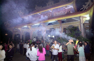 Hái lộc hay phá cây?