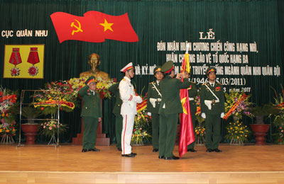 Đón nhận Huân chương Chiến công hạng Nhì và Huân chương Bảo vệ Tổ quốc hạng Ba