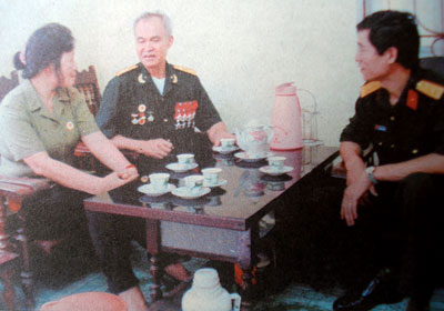 “Ba ngày bắn bảy máy bay/ Bắn rơi tại chỗ lăn quay giữa đồi”