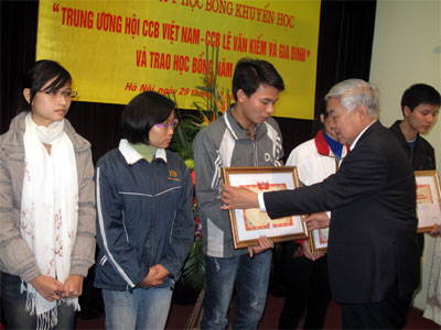 Trao học bổng cho con cựu chiến binh vượt khó, học giỏi