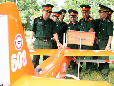 Huấn luyện Điều lệnh sửa đổi, tham quan sản phẩm quốc phòng