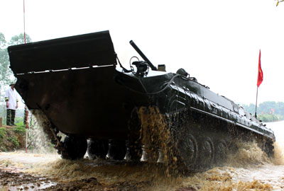 Tham quan xe lội nước bộ binh cơ giới thực hành bơi vượt sông