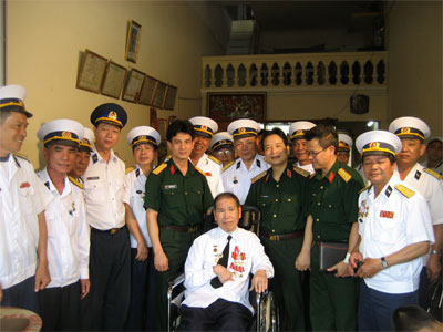 Trao xe lăn tặng “La Văn Cầu” của đoàn tàu không số