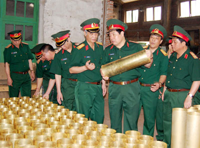 Bộ trưởng Bộ Quốc phòng Phùng Quang Thanh thăm và làm việc tại Nhà máy Z113, Z129