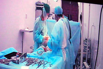 Khen thưởng các thầy thuốc thực hiện thành công ca sinh mổ đầu tiên tại Trường Sa