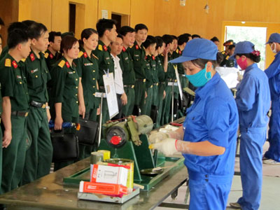 Tập huấn cho cán bộ, nhân viên kỹ thuật và thủ kho tên lửa chống tăng