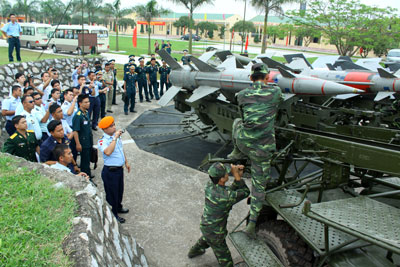 Tham quan bộ đội Tên lửa Việt Nam luyện tập, giao hữu thể thao và giao lưu văn nghệ
