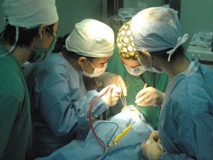 Phẫu thuật cho những trẻ bị dị tật ở Mường Nhé