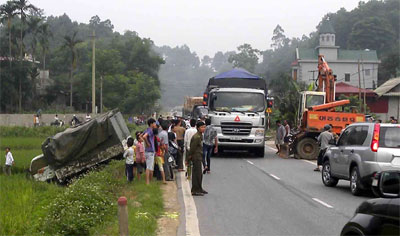 Đường hẹp, hai bên là rãnh thoát nước