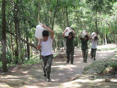 Thương các anh trồng rau trên đỉnh núi