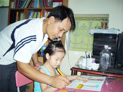 Con muốn viết chữ đẹp như bố Tuấn!