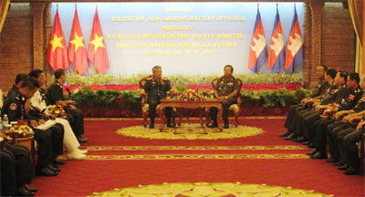 Trung tướng Nguyễn Chí Vịnh dự lễ khánh thành Trung tâm Phát triển thương binh ở Cam-pu-chia