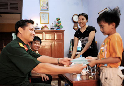 Món quà nhỏ tặng trẻ em Trường Sa