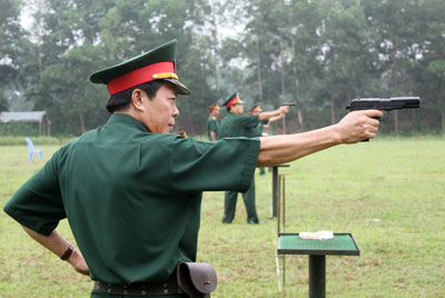 Trung tướng Đỗ Bá Tỵ chỉ đạo, kiểm tra nội dung thi bắn súng K54 và điều lệnh