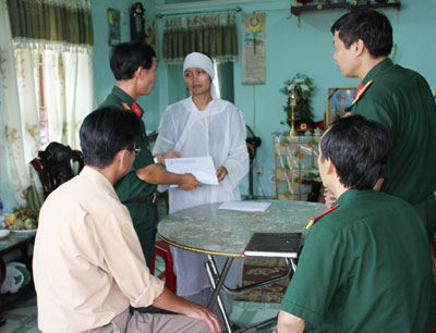 Hỗ trợ gia đình Đại úy Nguyễn Văn Trấn 20 triệu đồng