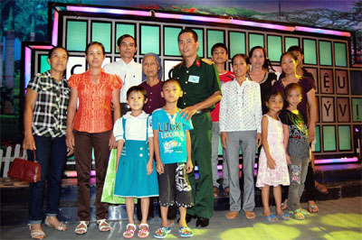 Cả nhà lên ti vi