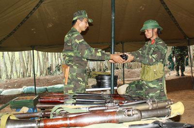 Tiếp nhận quân nhân dự bị, cấp phát vũ khí, chuẩn bị SSCĐ