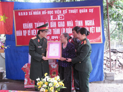 Trao nhà tình nghĩa tặng thương binh Phạm Xuân Diêm