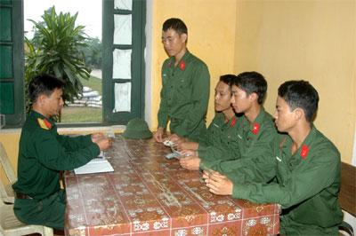 Tiết kiệm phụ cấp mua máy cày tặng bố mẹ