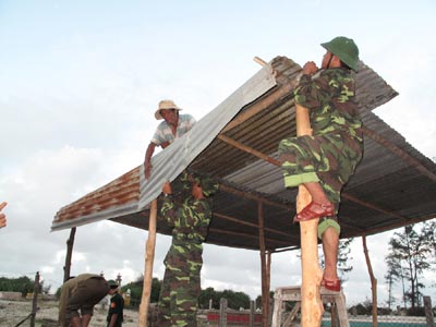 Ấm lòng người dân nơi chân sóng