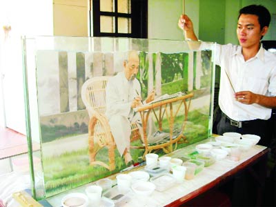 Người khiếm thính mê vẽ Bác Hồ và Đại tướng Võ Nguyên Giáp