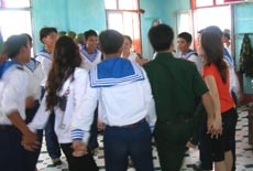 Phục vụ “hết mình” như... văn công ra đảo