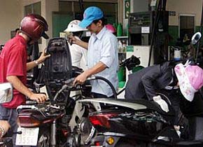 USD bất ngờ giảm mạnh kéo xăng, dầu tăng trở lại