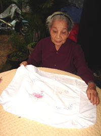 52 năm giữ áo gối Bác Hồ