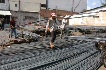 Dự án khởi động, sắt thép “nóng”