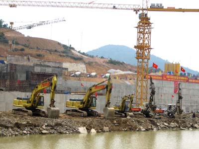 Kích cầu đầu tư: Hiệu quả và những cảnh báo