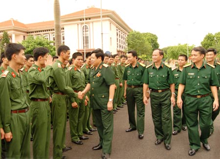 Đại tướng Phùng Quang Thanh làm việc với Bộ tư lệnh Thủ đô Hà Nội và gặp chiến sĩ Đoàn M44 xuất ngũ