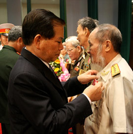 Trao tặng, truy tặng Huân chương cho cán bộ quân đội