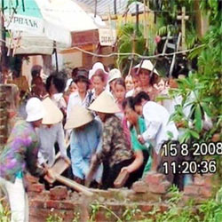 Vẫn ra mặt kích động, chống đối