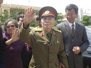 Thăm, chúc mừng Đại tướng Võ Nguyên Giáp bước sang tuổi 100