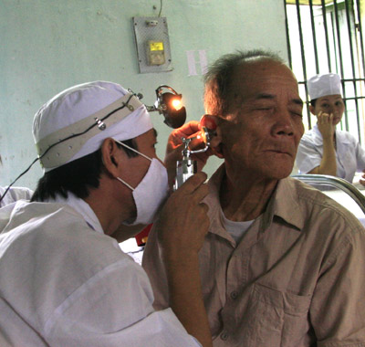 “Về nguồn” khám bệnh, cấp thuốc, tặng quà