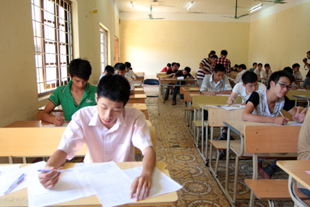 Vẫn có thí sinh cố tình mang điện thoại vào phòng thi