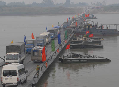 Cầu phao Chèm sau tám ngày thông xe