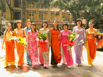 Duyên dáng áo dài truyền thống