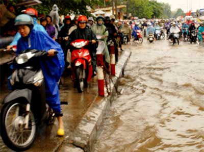 Mưa to gây ngập úng, ách tắc giao thông