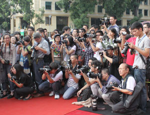 Vẫn cái nhìn hằn học