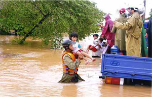 Phó Thủ tướng Hoàng Trung Hải chỉ đạo khắc phục hậu quả bão lũ ngay tại hiện trường 