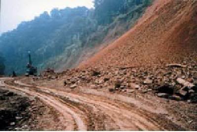 Kon Tum: Đường Hồ Chí Minh lún sụt, quốc lộ 24 gián đoạn giao thông 