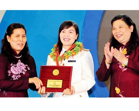 Vinh danh những phụ nữ điển hình ở tuyến đầu